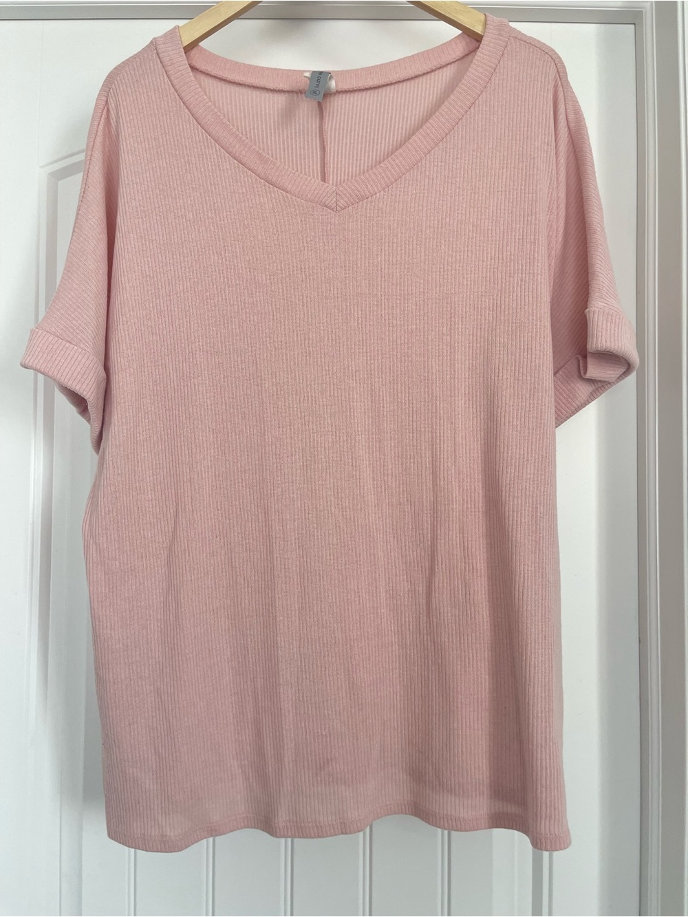Ribbed V-Neck Short Sleeve Top in Dusty Pink